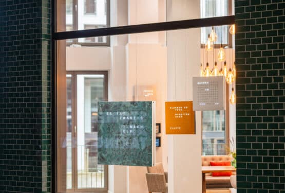 Qlocktwo Modell hängend im Schaufenster vom Qlocktwo Store Hamburg