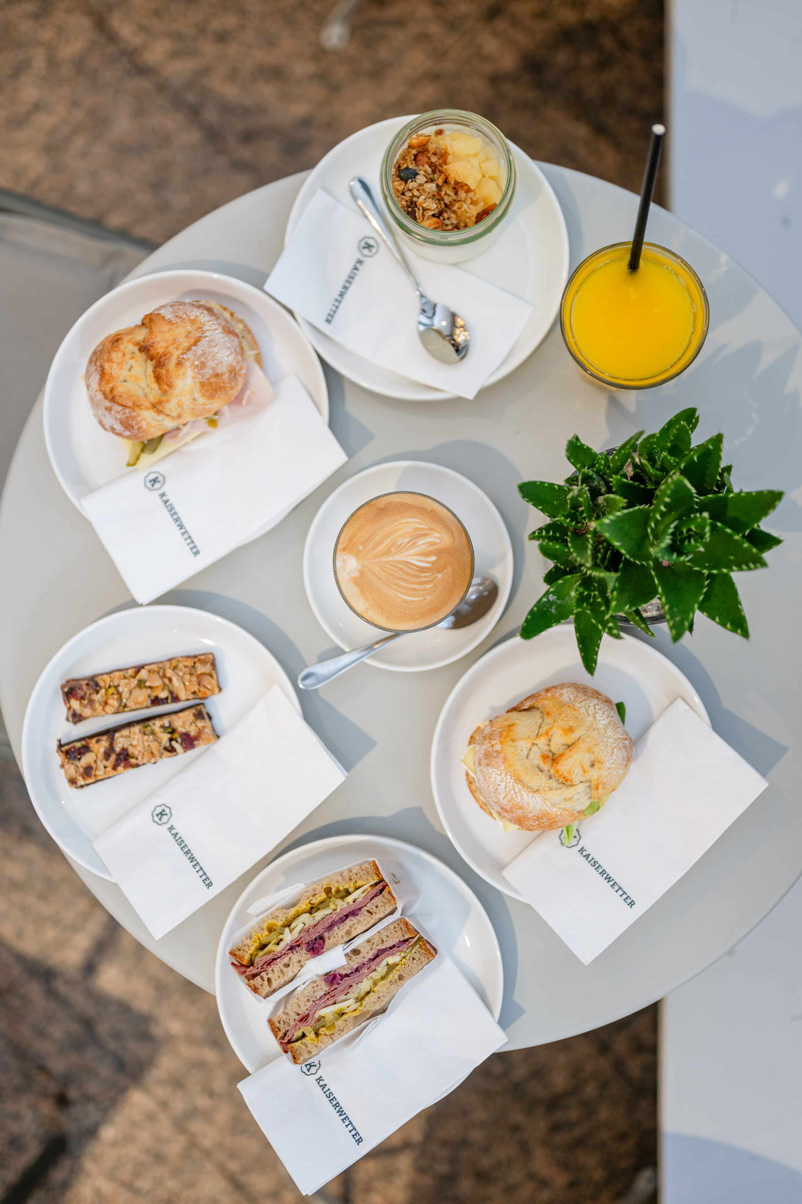 Frisch gepresster Orangensaft, Cappuccino, gesunde Snacks, frisch belegte Stullen und Brötchen