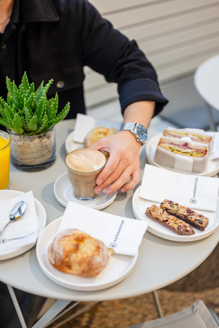 Frisch gepresster Orangensaft, Cappuccino, gesunde Snacks, frisch belegte Stullen und Brötchen
